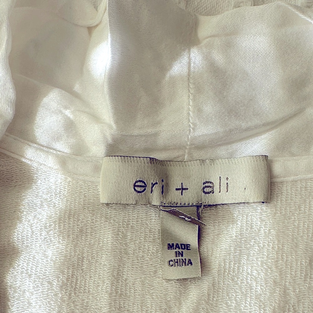 Chic White Blouse with Tie Accent - Picture 4 of 6